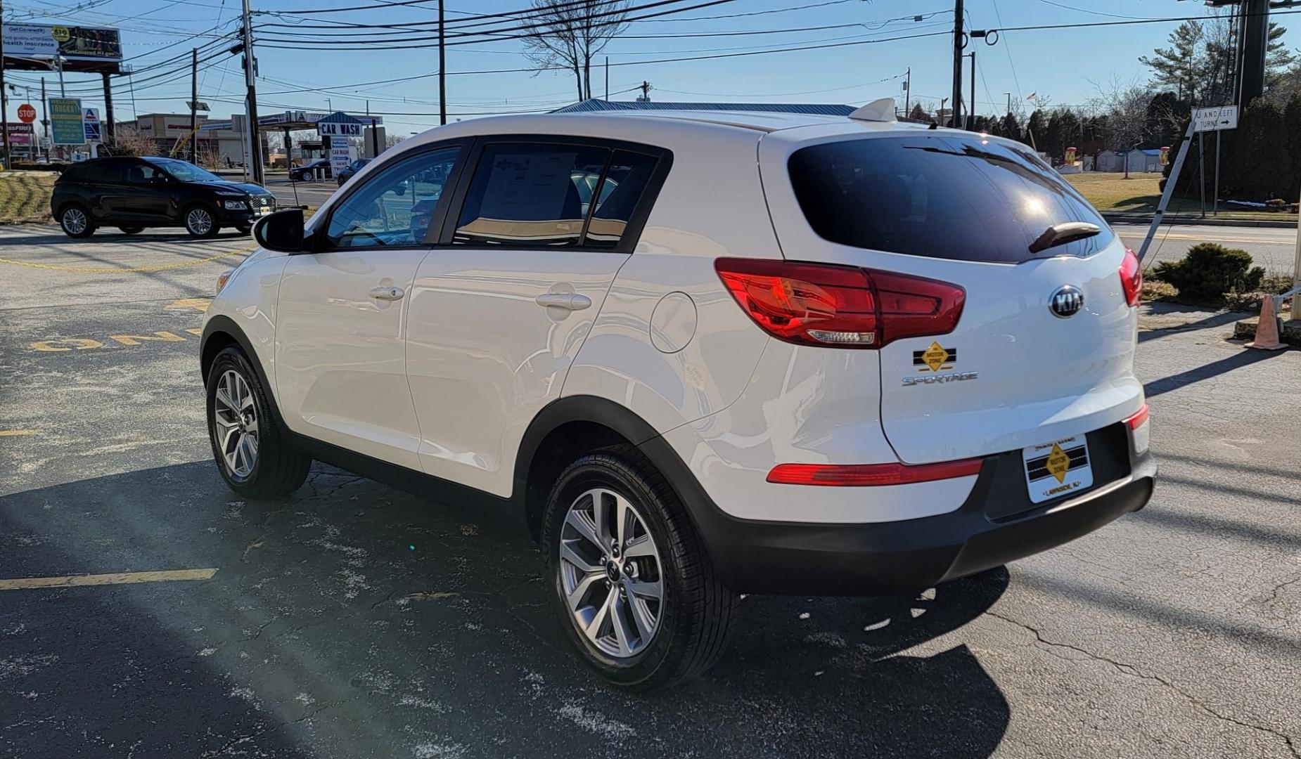 2015 White /Black Kia Sportage LX (KNDPB3AC6F7) with an 4-Cyl, GDI, 2.4 Liter engine, Auto, 6-Spd Sportmatic transmission, located at 341 N White Horse Pike, Lawnside, NJ, 08045, (856) 262-9500, 39.855621, -75.027451 - Photo#4